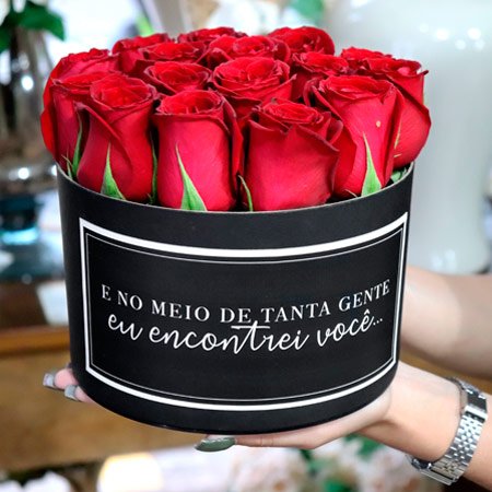 Caixa com Rosas Vermelhas e declaração de amor E no meio de tanta gente eu encontrei você