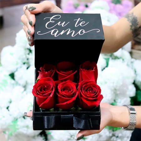 Caixa com Rosas Vermelhas e declaração de amor Eu te amo
