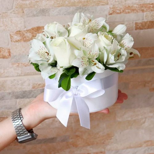 Box com flores brancas para o Dia da Amizade