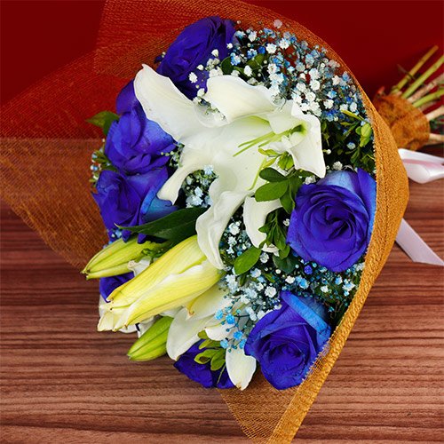 Buquê com mix de flores azuis
