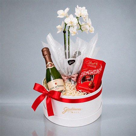 Kit com cerveja, flor e chocolate
