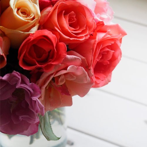 Buquê de rosas coloridas para irmãos Semana da Família
