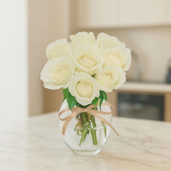 Surpresa de Rosas Brancas no Vaso