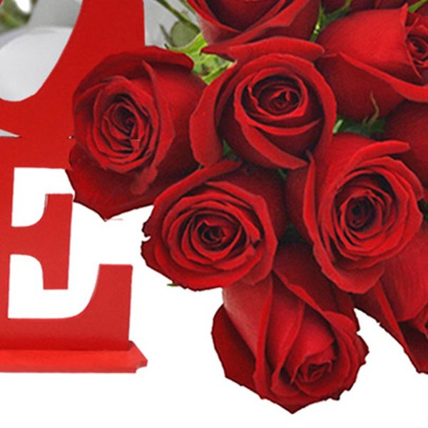 Buquê de 12 Rosas Vermelhas e Placa Love