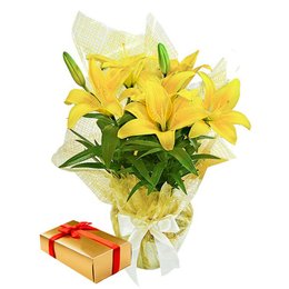 Imagem de Lírio Amarelo Plantado e Caixa de Chocolate