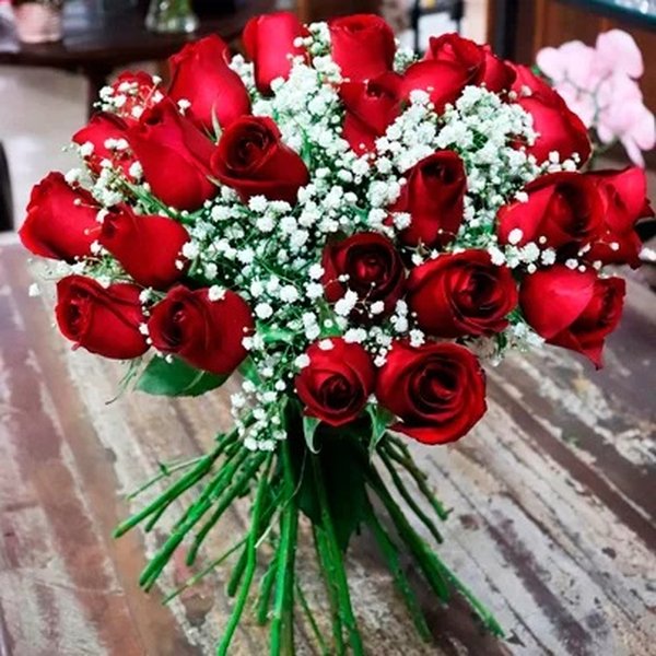 Buquê de 30 Rosas Vermelhas com Gypsophila