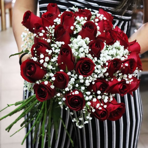 Buquê de 30 Rosas Vermelhas com Gypsophila