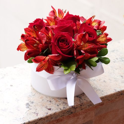 Delicado Mini Box de Astromélias e Rosas Vermelhas