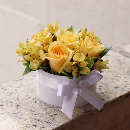 Delicado Mini Box de Astromélias e Rosas Amarelas