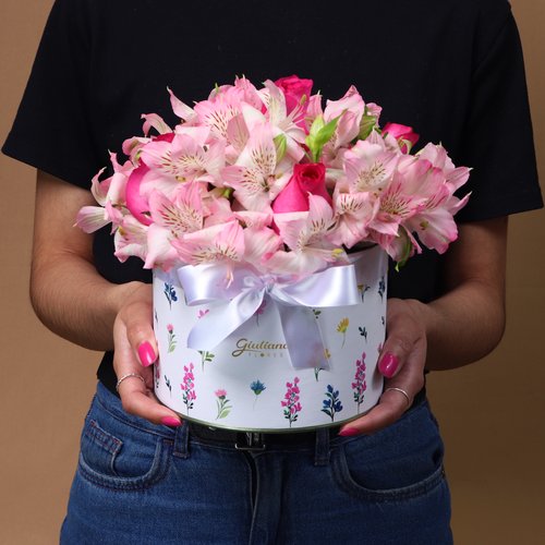 Delicado Box de Astromélias e Rosas Cor de Rosa