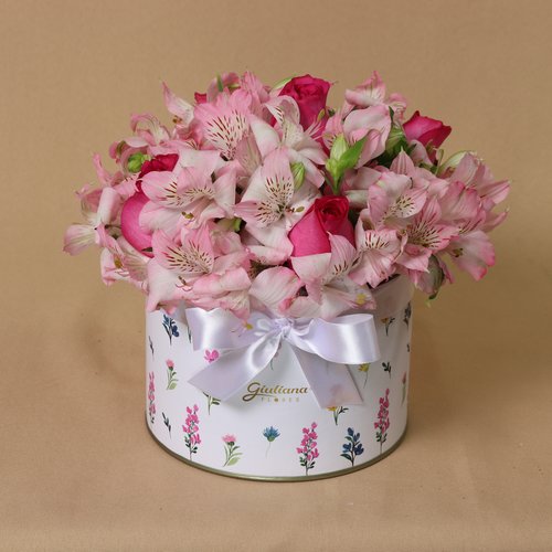 Delicado Box de Astromélias e Rosas Cor de Rosa