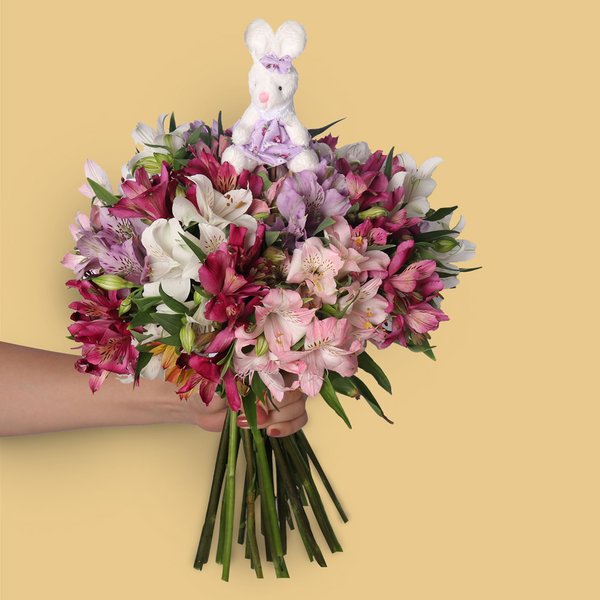 Ramalhete de Astromélias Coloridas com Coelhinho