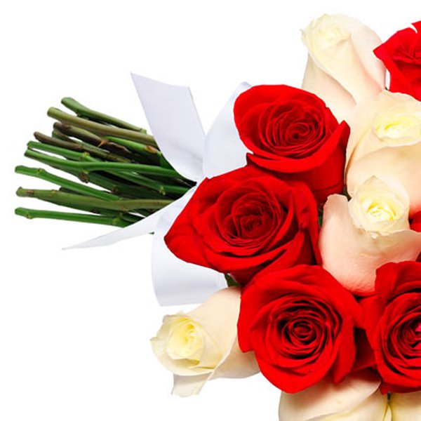 Buquê de 24 Rosas Vermelhas e Brancas