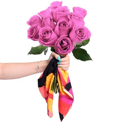 Buquê Fashion de 12 Rosas Lilás com lenço