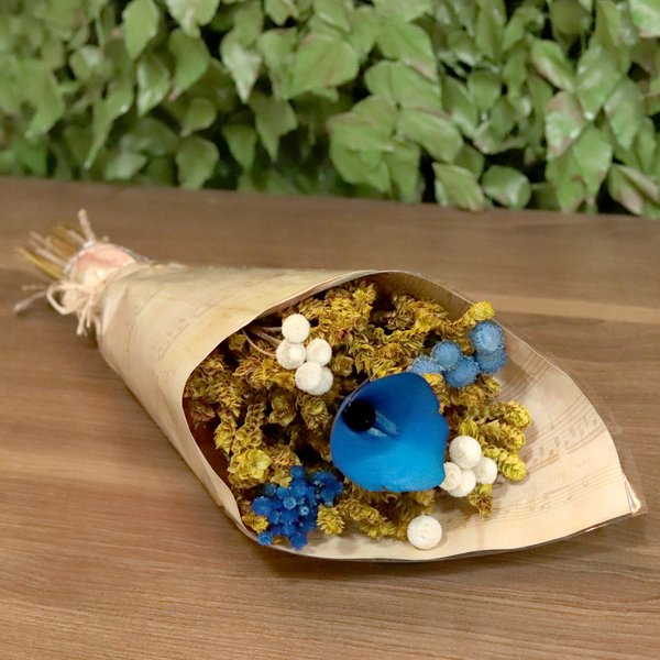 Buquê Partitura de Flores Secas Azul