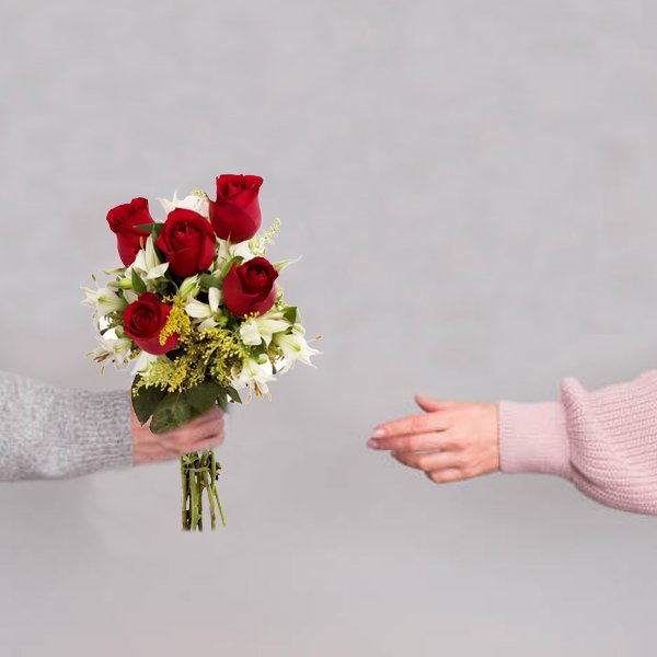 Buquê Encanto com 5 Rosas Vermelhas