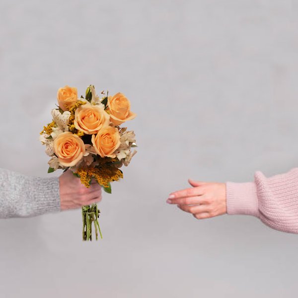Buquê Encanto com 5 Rosas Champagne