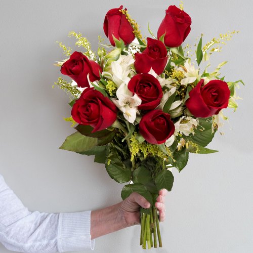 Buquê Maravilha com 8 Rosas Vermelhas