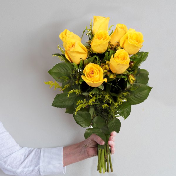 Buquê Maravilha com 8 Rosas Amarelas