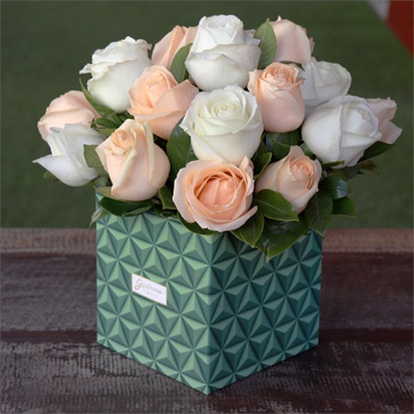 Mix Rosas e Balões no Box Grafismo