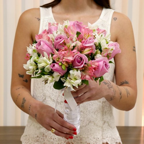 Buquê de Noiva com Rosas Lilás e Astromélias Brancas