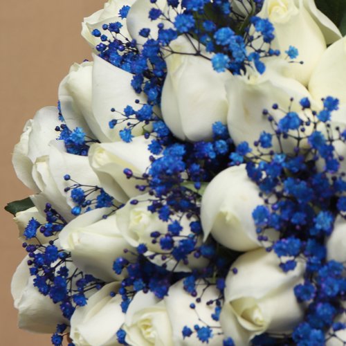 Buquê de Noiva com Rosas Brancas e Gypsophilas