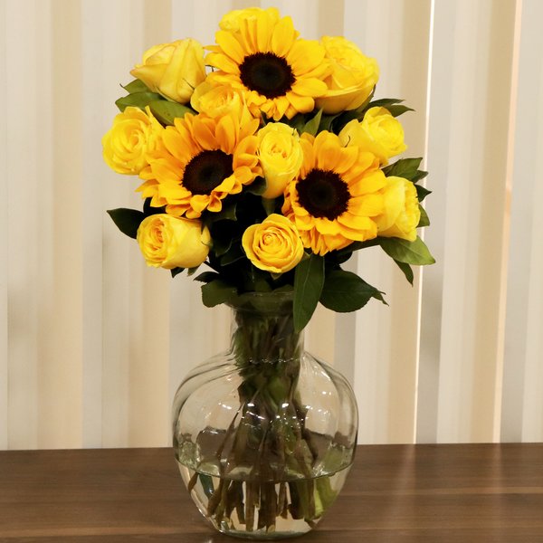 Girassol no Vaso com Rosas Amarelas