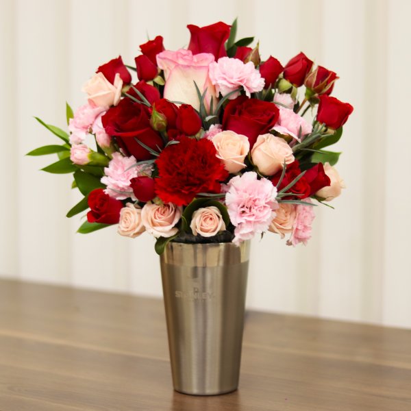 Buquê de Flores no Copo Stainless Steel Stanley