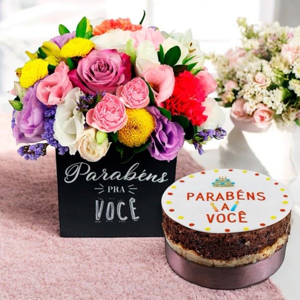 Mix de Flores no Box e Bolo Parabéns para Você