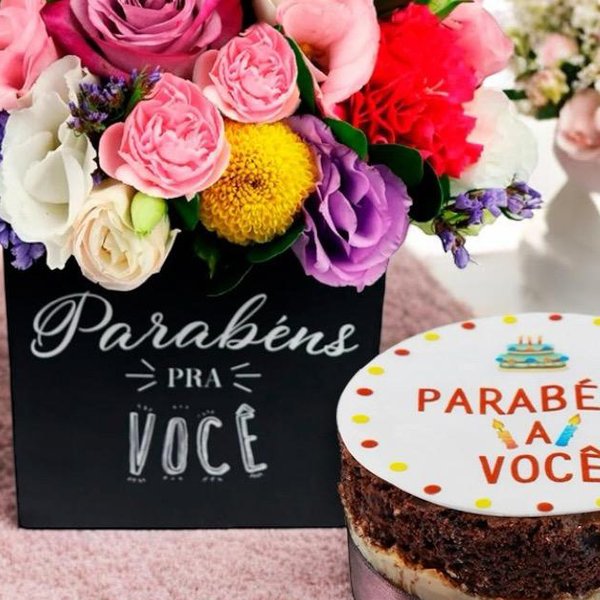 Mix de Flores no Box e Bolo Parabéns para Você