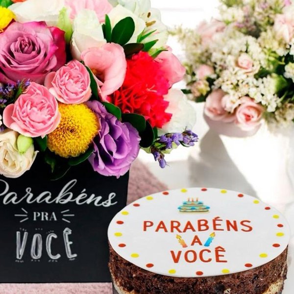 Mix de Flores no Box e Bolo Parabéns para Você