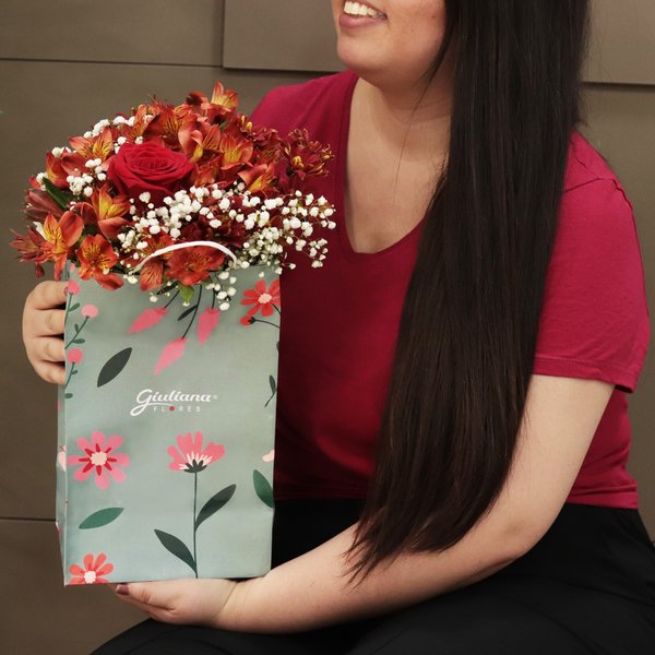 Buquê de Flores Vermelhas na Bag Florescer