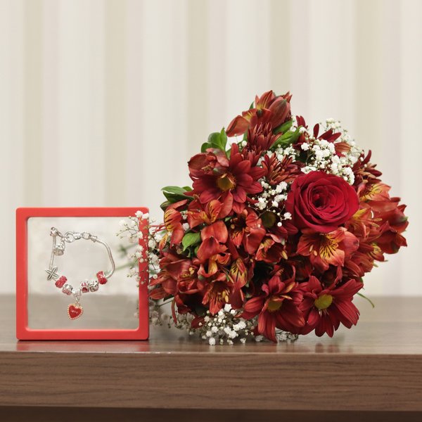 Buquê de Flores e Livro com Pulseira Amor