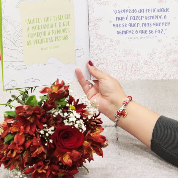 Buquê de Flores e Livro com Pulseira Amor