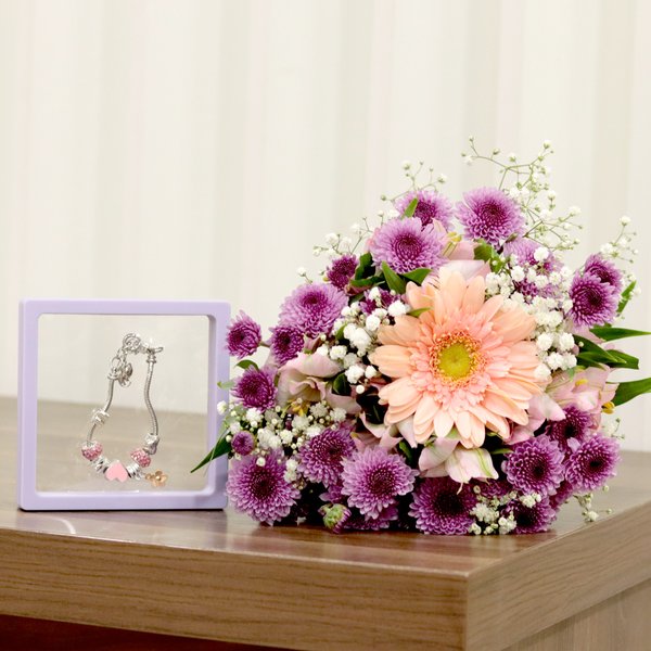 Buquê de Flores e Livro com Pulseira Felicidade