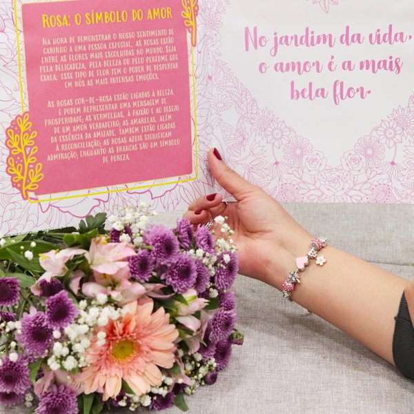 Buquê de Flores e Livro com Pulseira Felicidade