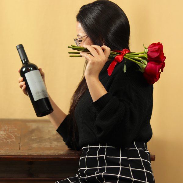 Buquê de 6 Rosas Vermelhas e Vinho Botequim SP