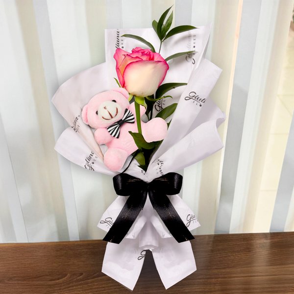 Uma Rosa Cor de Rosa e Urso Chaveirinho