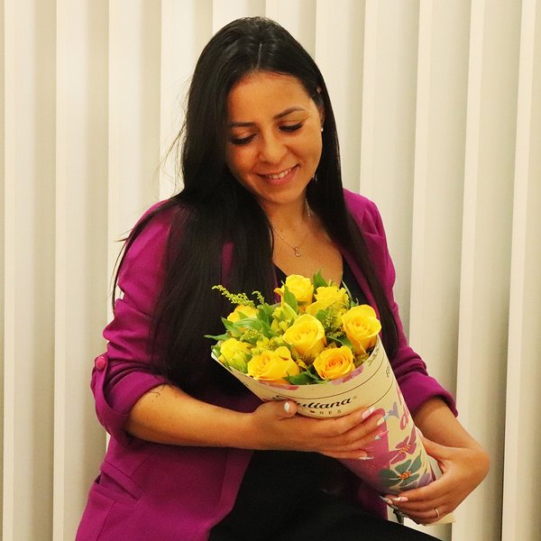 Buquê Maravilha com 8 Rosas Amarelas Mãe Feliz