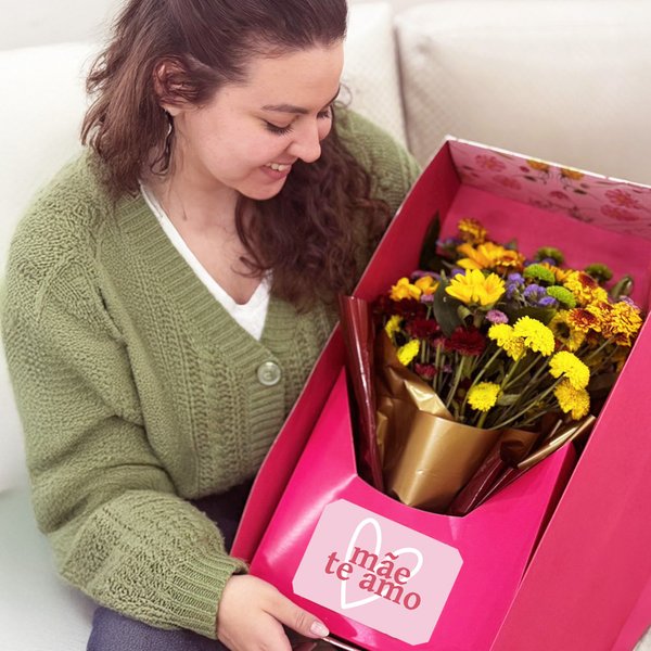 Buquê Mix de Flores no Box Mãe Te Amo