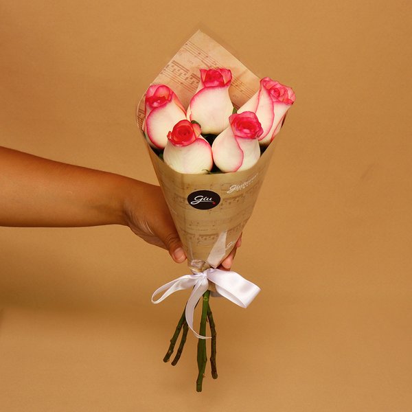 Buquê Partitura de Rosas Nacionais Cor de Rosa