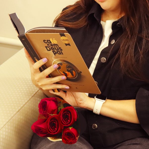 Livro Café com Deus Pai com Partitura com Rosas Vermelhas