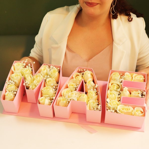 Rosas Brancas na Caixa Letras Mae
