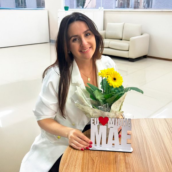 Gérbera Plantada Amarela e Placa Eu Amo Minha Mãe 20x14