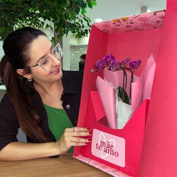 Mini Rara Lilás no Box Mãe Te Amo