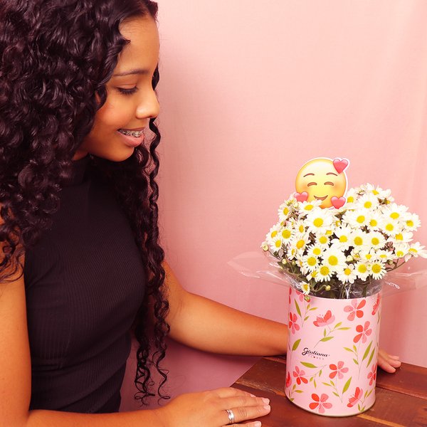 Margaridinha Branca no Box Florescer e Placa Emoji Coração