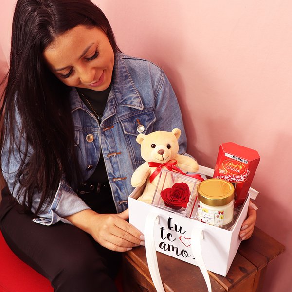 Box Eu Te Amo com Rosa Encantada e Lindt e Vela Linha Aromática