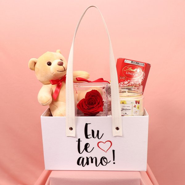 Box Eu Te Amo com Rosa Encantada e Lindt e Vela Linha Aromática