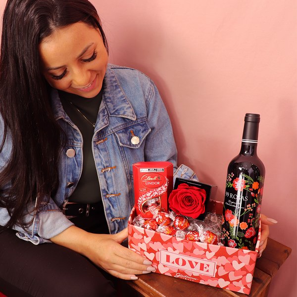 Cesta Love com Vinho Tinto 99 Rosas Cabernet e Rosa Encantada Amo Você