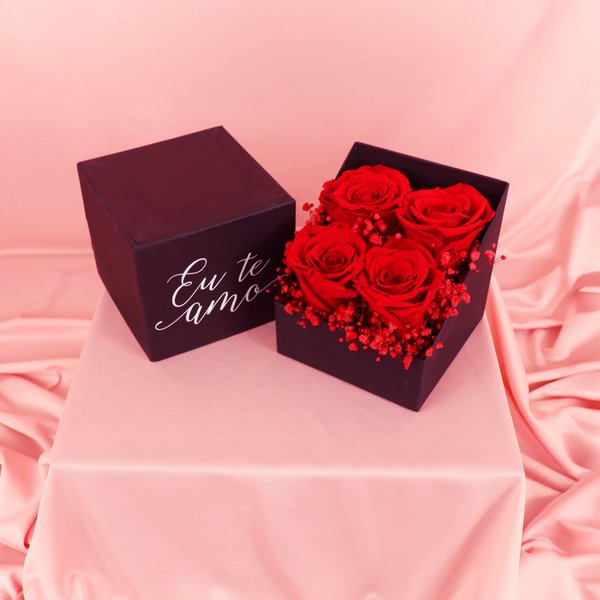 Caixa Premium Eu te Amo com 4 Rosas Encantadas